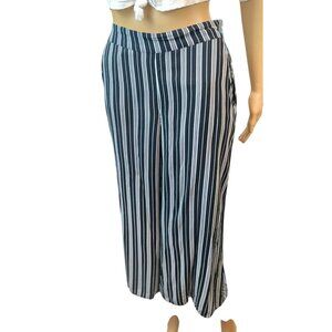 (5 for $25) Hollister Wide Leg Cropped‎ Pants in Black/White Stripe - Small